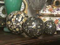 KULKI Z ŁUPIN KOKOSA ZE ZDOBIENIEM Z MASY PERŁOWEJ INDONEZJA