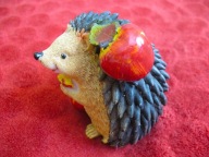 Jeż - z jabłkiem, mała figurka - 9 x 9 x 7 cm