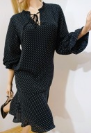 M_A_N_G_O szyfonowa sukienka trapezowa z falbanką pod szyją wiązana pin up