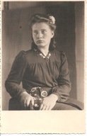 DZIEWCZYNA Z KWIATEM WE WŁOSACH - fotografia z lat 40-tych.