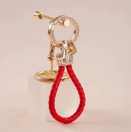 Modny czerwnony brelok z kryształkami – elegancki gadżet do torebki/kluczy