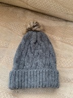 Mango szara dzianinowa czapka benie z pomponem warkoczowy wzór