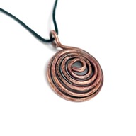 Antyczny wisior z miedzi, ręczna robota.