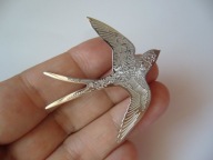 PIĘKNA BROSZKA JASKÓŁKA STAL SZLACHETNA