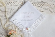 Szatka do chrztu z białym bukiecikiem do chrztu, z haftem, personalizowana