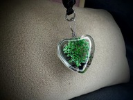 Naszyjnik z żywym kwiatem w żywicy – serce 2x2 cm