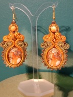 Kolczyki sutasz Alfons Mucha, oliwka