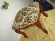 UROCZA SUBTELNA PUFA PODNÓŻEK