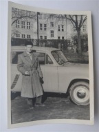 PRL mężczyzna stary samochód (1811)