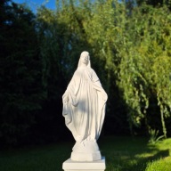 Figura Matki Boskiej Marii Wykonana z Białego cementu, malowana na biało