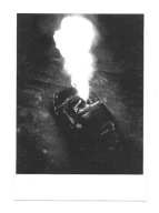 Pocztówka - Auteczko nocą i mężczyzna ziejący ogniem