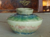 Koło - stary wazon fajansowy.