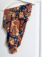 chusta apaszka kwiaty kwiatki granatowa frędzle szalik róże boho kolorowa