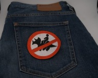 Naszywka Haftowana ZAKAZ JAZDY NA DINOZAURACH – 9,5 cm