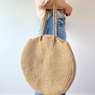 Old Town Bloom - okrągła torebka jutowa boho, ręcznie szydełkowana.