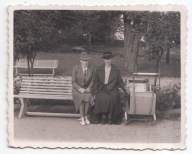 Z DZIECKIEM NA ŚWIEŻYM POWIETRZU WÓZEK PARK MODA KAPELUSZ LATA 40-TE