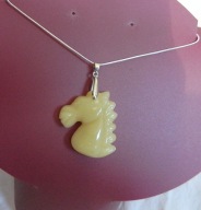 Jadeit żółty kamień radości, oryginalny wisiorek z koniem