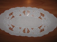 Owalny bieżnik -ręczny haft richelieu