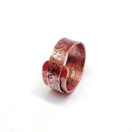 Regulowana obrączka z miedzi. Kuta, repusowana.