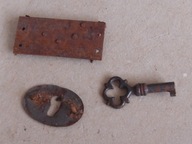 Zameczek nawierzchniowy z kluczem i szyld.