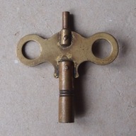 Klucz do starego zegara podróżnego.