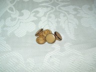 GUZIKI BEŻOWE, Z BRĄZOWĄ OBWÓDKĄ - 5 SZT.