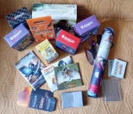 Playmata Magic: The Gathering, zestaw akcesoriów, mata, pudełka itp.