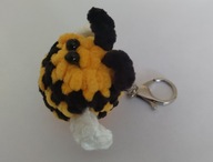 ręcznie robiona pszczoła - uroczy breloczek zrobiony na szydełku