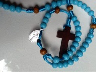 Różaniec drewniany na sznurku z medalikiem 1 szt