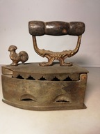 Stare mosiężne żelazko na węgiel z kogutem