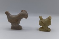 Kamienne rzeźby małe figurki kogucików 2 koguty stare - vintage