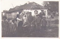 KRESY ~WOŁYŃ- Rodzina przed chatą~ Gromadka dzieci~ Fotografia ok. 1915