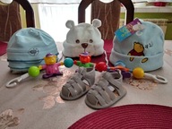 ZESTAW RZECZY DZECINNYCH CZAPKI BUTKI I GRZECHOTKI DO WÓZKA