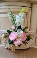Koszyk wielkanocny z polskiej wybielanej wikliny- zdobiony kwiatami
