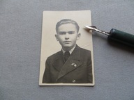 MŁODZIENIEC w klapie marynarki ODZNAKA LOPP FOTOGRAFIA przedwojenna