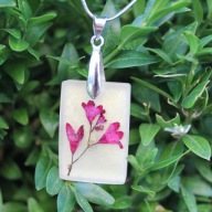 Zawieszka z żywicy i kwiatów żurawki