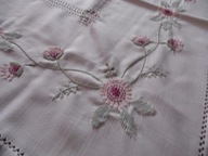 Obrus oryginalnym haftem , kwiaty - 85 cm x 85 cm