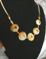 Naszyjnik z naturalnymi, wypukłymi muszlami, piękny i oryginalny