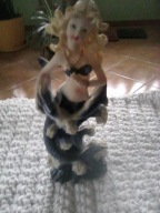 figurka dziewczynka z delfinami