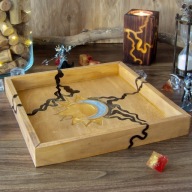 Tacka do rzucania kości z motywem słońca i księżyca. Rękodzieło