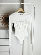 kremowe dopasowane prążkowane body z wycięciem