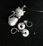 Turkus biały, wisiorek z kotkiem i kolczyki, komplet biżuterii