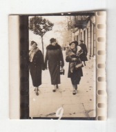 TRZY ELEGANCKIE PANIE LATA 30 MODA PŁASZCZ FUTRZANY KOLNIERZ LIS KAPELUSZ