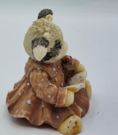 maleńka figurka mama krówka czytająca książkę