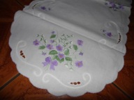 Owalny bieżnik z haftem , fiołki - 38 cm x 85 cm