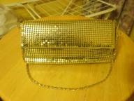 Elegancka złota torebka ze złotym łańcuszkie wysadzana złotymi kwadracikami