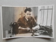 PRL kobieta, maszyna do szycia (433)