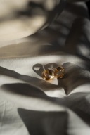 Kolczyki w kolorze złoty mat – Nowoczesny minimalizm z subtelnym blaskiem