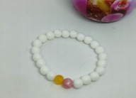 Bransoletka z białymi koralikami/na gumce;koraliki żółty-jasny róż