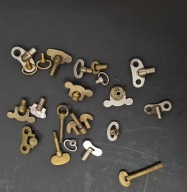 Różne kluczyki do budzików [124]